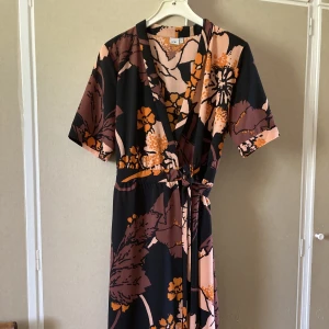 ICHI omlott klänning  - Storlek L använd 3 gånger Original pris ca 600kr