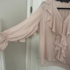 Somrig zara blus  - Säljer denna zara blus🩷