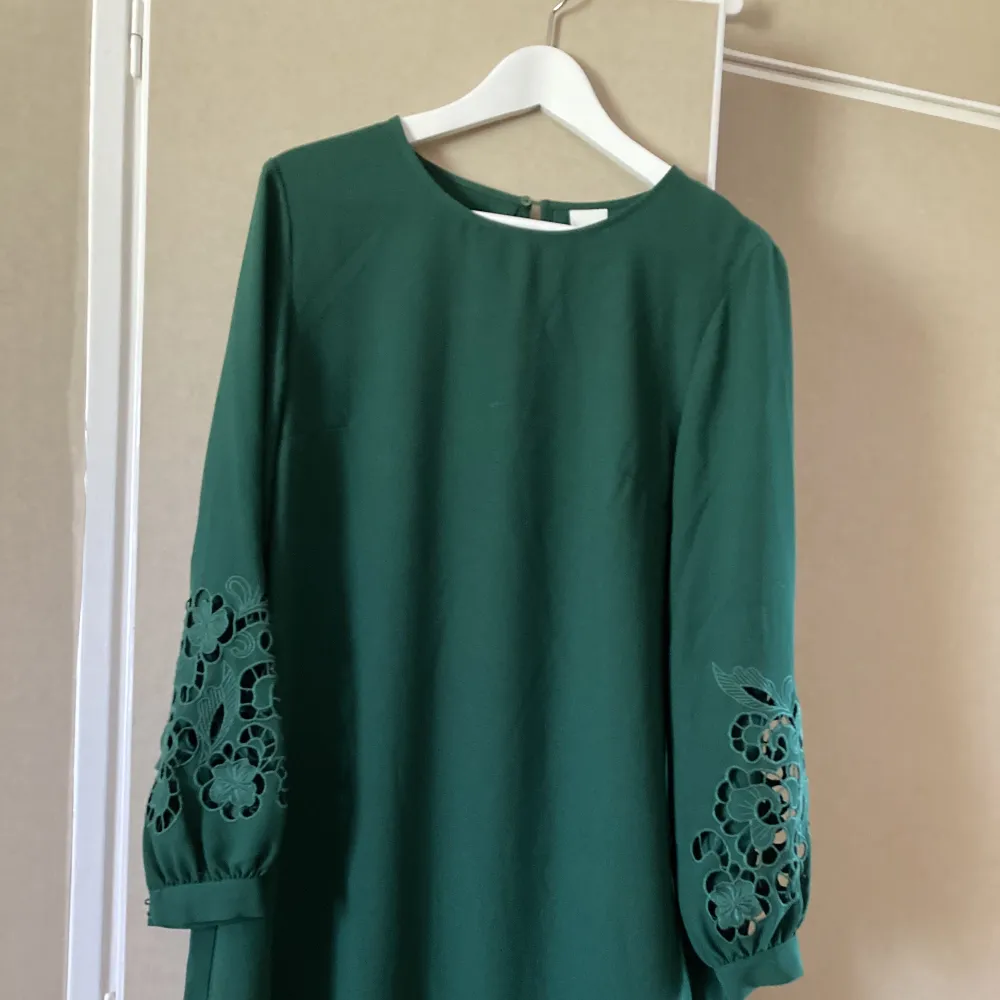 Jättefin grön sommar klänning från HM storlek 42.. Klänningar.