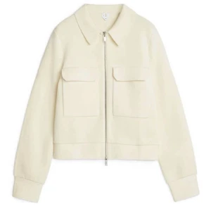 Arket jacka - Säljer min sjukt fina arket jacka!! den är knappt använd!❤️ordinarie pris:1300, pris kan diskuteras