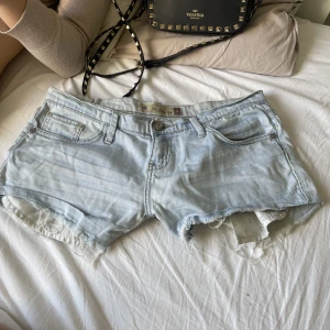 Så fina jeans shorts  - Så fina lågmidjade jeans shorts säljer då dom jag använt dom så mycket att dom blivit uttjatade. Så fina verkligen!! Storlek S! Väldigt använda men inget som syns eller känns. Köptes för 500kr i Italien och säljer för 200kr (frakt 69kr)