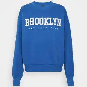 Blå sweatshirt från Gina Tricot Endast använd 1 gång Säljes pga kommer ej till användning Nypris 259kr, säljes för 150kr 🩷