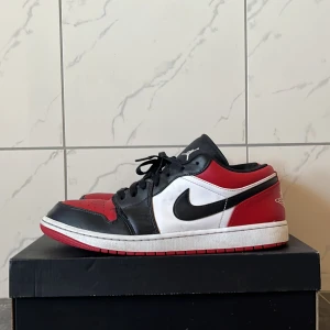 Air Jordan 1 low bred toe - Nypris: 2500 från merch sweden, Pris kan diskuteras vid snabb affär. Skorna köptes för ett år sedan 