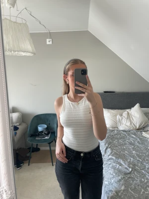 Vit body - Söt vit body som är fin till alla tillfällen 💕 använd ett fåtal gånger endast! Väldigt skön och tunn💕