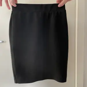 Söt kortare kjol från Nelly 🌸 Använd ett fåtal gånger. Köpt för 259kr säljer för 90kr💕