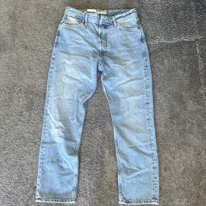Ljusblå jeans från Jack & Jones. Herr, Storlek 28/30. Helt ny och oanvänd, 10/10 i skick. Nypris 500