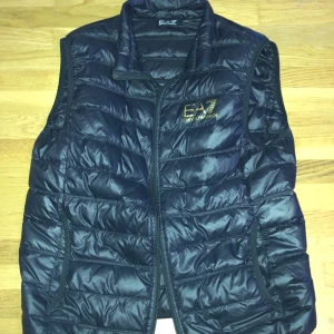 Ea7 väst - Säljer min ea7 väst, den har inga håll eller nått har använt den ca 2ggr