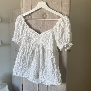 Topp - Topp från Gina tricot. Helt oanvänd med lappen kvar🤍🤍🤍