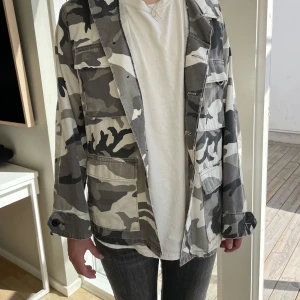 Camojacka grå - Jättecool oversize jacka i unisex, knappt använd!