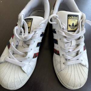 Adidas original storlek 36 1/2z säljs i de skick på bilderna 