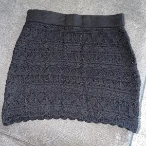 Stickad kjol från H&M, perfekt för cover up på stranden! Den är genomskinlig. Sitter tight och strechig 