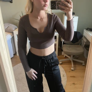 Brun topp - Brun croppad topp. Bra skick