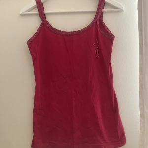 Rosa linne - Super fint rosa linne med en stjärna av stenar, det står L-XL fast skulle nog säga att den är närmare M-L då den funkar bra på mig som andvönder S. skriv privat om du är intresserad ❤️frakt tillkommer❤️