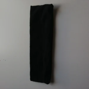 Pannband  - Säljer en svart pannband från Gina Tricot. Har används ett tag och lite nopprig men är i gott skick. Passar perfekt för sommaren och för en 90s stil. Köptes för 80 kr. 