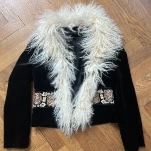 Afghan jacka - Märke: Karen Millen Storlek: S. Äkta fårskinn. Kroken som man stänger jackan med hänger lite löst, i övrigt är jackan i mycket bra skick. Möts i Stockholm eller fraktar 🖤