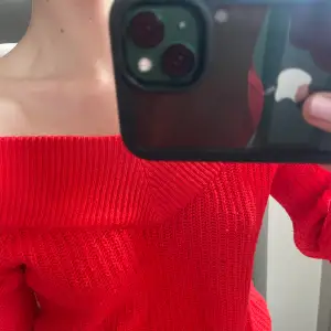 Jättefin, röd, stickad off shoulder tröja från Gina tricot. Köpt för ca 500kr. 