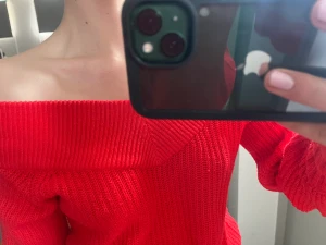 Stickad Off Shoulder Tröja - Jättefin, röd, stickad off shoulder tröja från Gina tricot. Köpt för ca 500kr. 