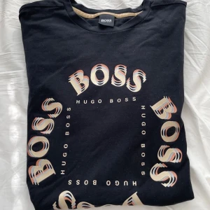 Hugo Boss T-shirt - Köpt från Johnells och i nyskick. St S