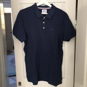Tommy Hilfiger piké  - Stilig mörkblå piké från Tommy Hilfiger. Nästan oanvänd och utan några defekter. Nypris 1100 kr