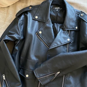 Skinnjacka  - Tall skinnjacka från missguided  Storlek 40 Lite använd  Kan mötas upp i Stockholm, kan även frakta men då står köparen för frakt!