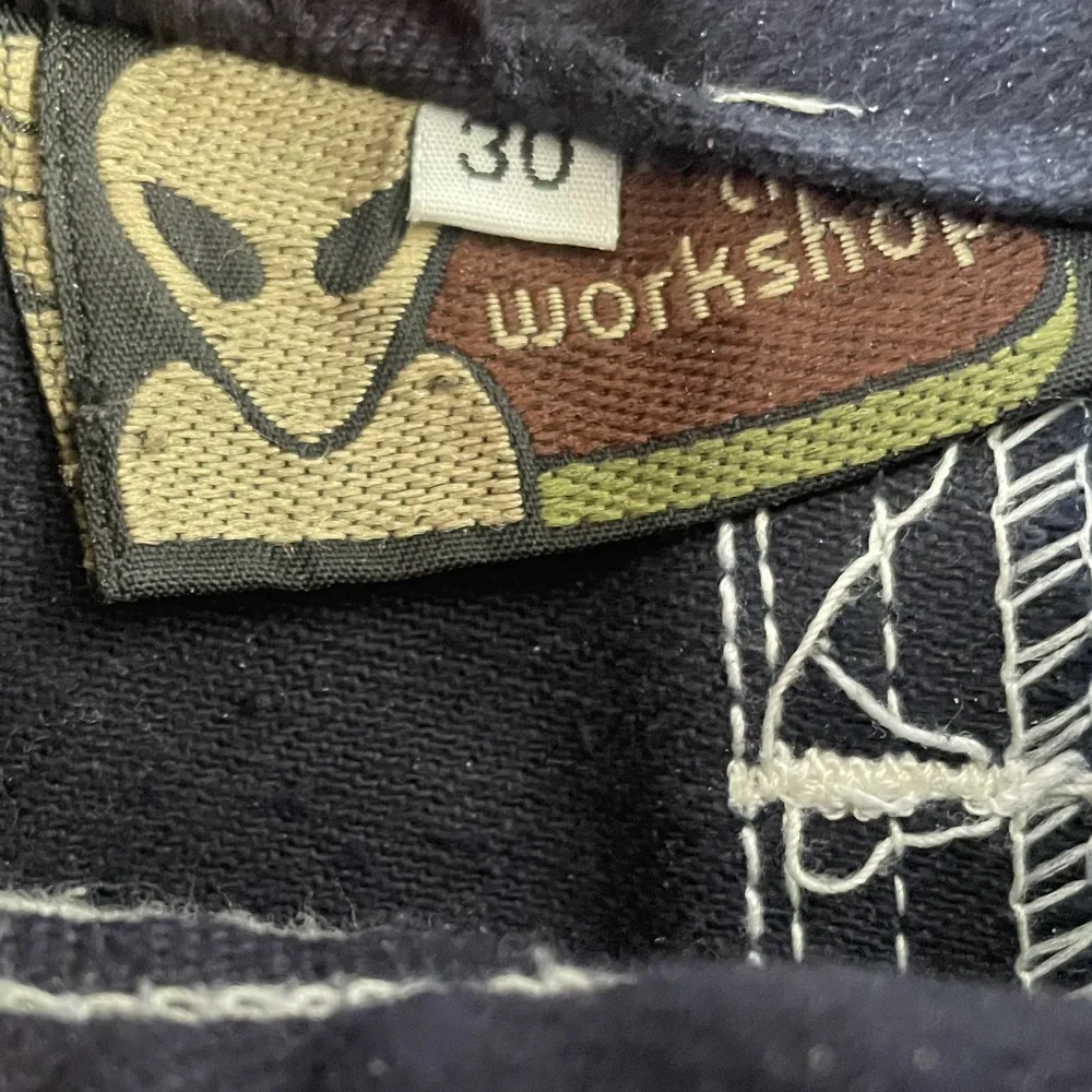 Jättebaggy skate jorts perfekt inför sommaren! Från märket Alien Workshop. Frakten står du för, DM:- vid intresse och priset går alltid att diskutera!. Shorts.