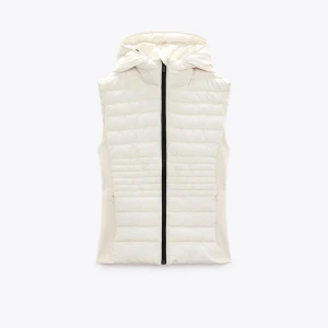 ZARA VÄST - hyfsat ny zara väst som jag inte använder så mycket. Storlek xs, nypris 400. Möts bara upp runt Stockholm.