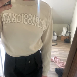 Enkel beige tröja  - Gör mig av med lite kläder💕 Jag är 160 och xs/34 i storlek. Köparen står för frakt och jag kan även mötas upp.
