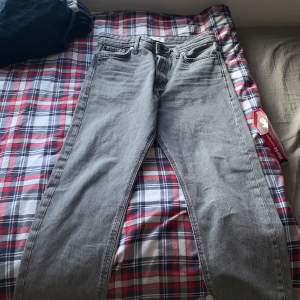 Jeans i loose fit från jack n jones storlek 28/30