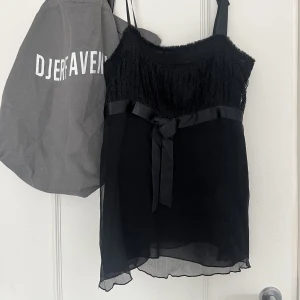 Svart linne - Supergulligt linne från Zalando pre owned💕 står strl 38 men sitter mer som en 36/s, aldrig använt av mig och prislappen sitter kvar!! Knyts själv i bandet så passar fler storlekar❤️