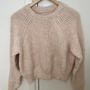 Stickad tröja - Stickad tröja från Even&Odd. Lite kortare i modellen men ingen magtröja. Använd ett fåtal gånger. 