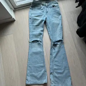 Blåa jeans ifrån MNG, strl 36 passar om man är ca 165 cm lång! Fint skick är dem. Hål på knäna 