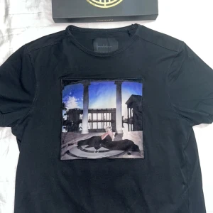 Limitato T-Shirt - Säljer min svarta Limitato T-Shirt då jag växt ur den. Bra skick bortsett från 2 småhål som ej syns vid andvändning. Nypris: 1600kr Mitt pris: 399kr. Box medföljer!