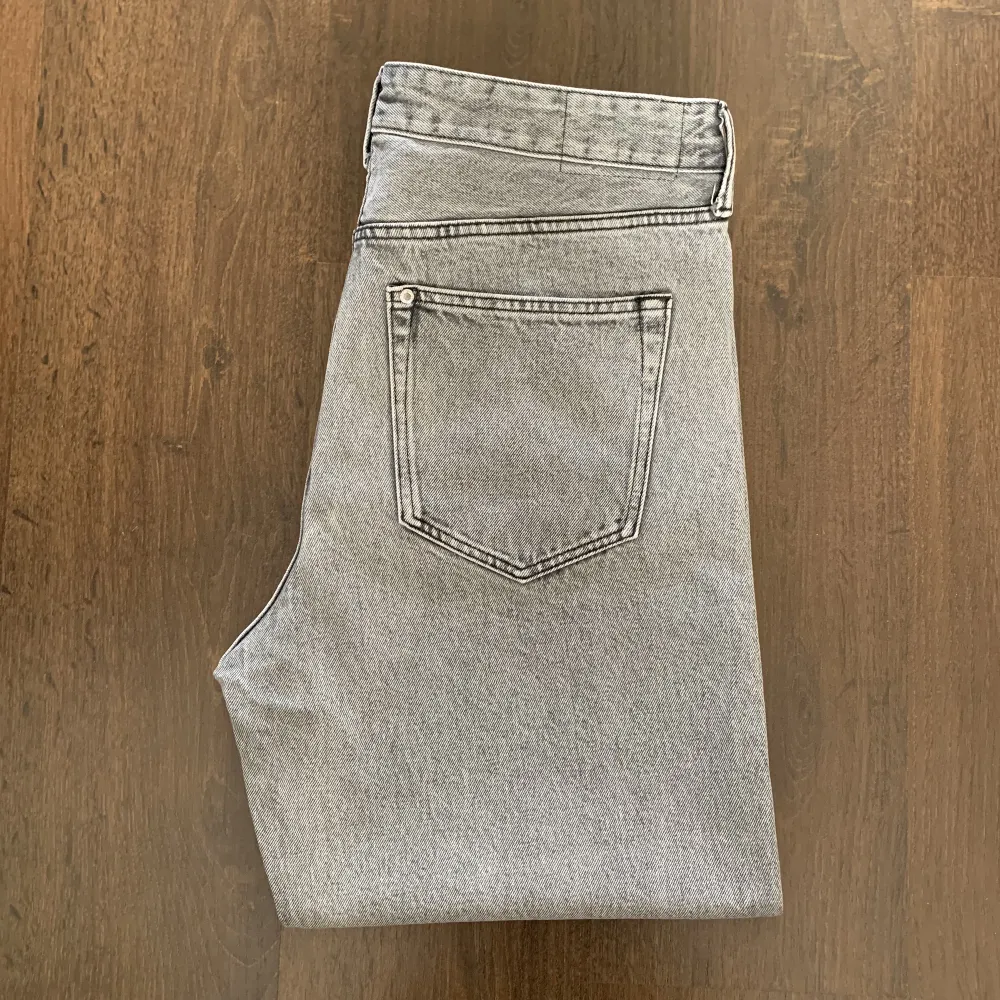 Ett par riktigt fina jeans från HM i passformen Loose fit. Fin ljusgrå färg som passar till allt. Säljer då dom är aningen för korta. Inga skador eller liknande alls då dom är sparsamt använda. Så skick 9,5/10. Skriv privat vid minsta fundering. . Jeans & Byxor.