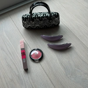 Olika saker - Olika saker  Hår klämmor 30kr  Bronzer 50kr  Lip cream 28kr  Glasögonfodral 50kr 