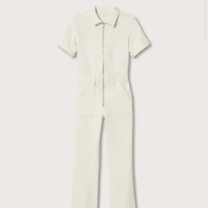 Vit jeans jumpsuit mango  - Säljer min helt nya oanvända jumpsuit från Mango! Nypris 699  Jag har vanligtvis S/36 i kläder och denna i Xs sitter perfekt. Den är väldigt stretchig! 😍