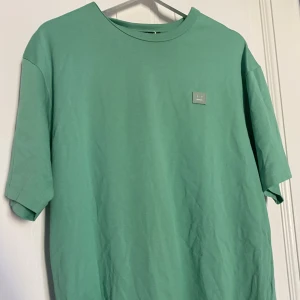 Acne Studios T-shirt - Storlek S. Stor i storleken. Aldrig använd.