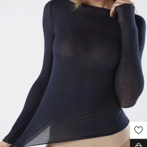 Blå intimissmi tröja - Säljer denna superfina intimissimi tröjan då jag inte får mer användning utav den. Köpt för 499, säljer för 250+frakt. Den är i bra skick. Skriv privat för fler bilder eller andra funderingar💖