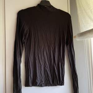 Säljer denna svart, långärmade turtleneck tröjan i storlek s från ginatricot. Superskönt material och sitter som en smäck, men kommer inte till användning längre
