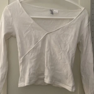 Långärmad topp  - Långärmad topp från hm i storlek S, använd max 2 gånger, säljer för att den inte passar längre. 85kr + frakt