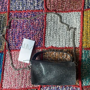 Glittrig väska Zara - Oanvänd, blå/silver väska. Nypris 229:-