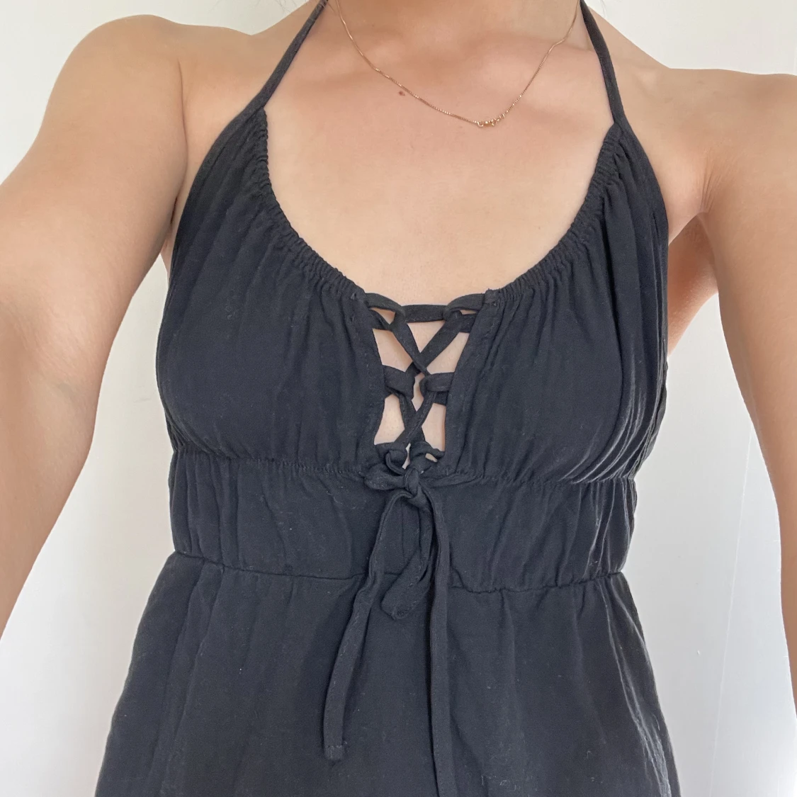 Svart klänning med volanger - 90