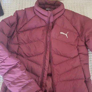 PUMA jacka  - Snygg lila pumajacka. Ser oanvänd ut och är åt det tunnare hållet och passar till vår/höst. 