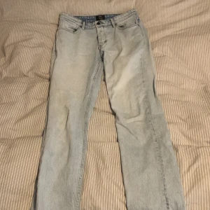 Ljusblåa jeans - Ljusblåa NEUW jeans som är sparsamt använda med nypris 1200kr. Dem är storleken 33/34 men passar alla från 30-33 i width och 31-34 i length. Dem är lite baggy fit men inget överdrivet.