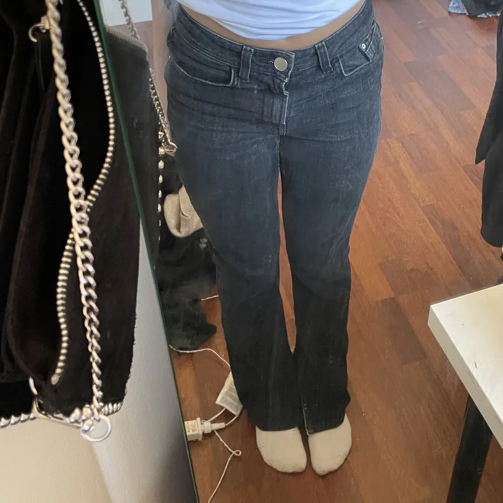 Super fina mid waist jeans från Zara, använd ett fåtal gånger och säljs nu då de tyvärr ej kommer till användning!💖 det är en liten slits längst ner på byxorna 👌🏽. Jeans & Byxor.