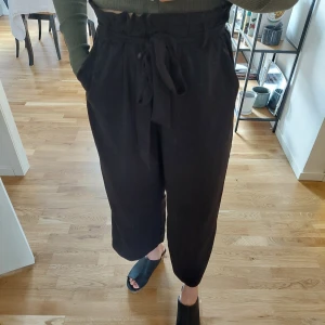 Byxor - Lätta sommarbyxor med tygskärp