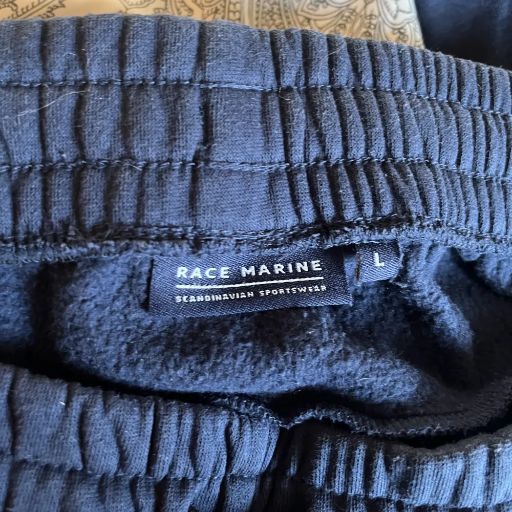 nya race marine byxor använd 1 gång och tvättad 1 gång. I storlek L, navy blåa och röda fickor. Nypris ligger på 399kr men säljer mina för 220kr.. Jeans & Byxor.
