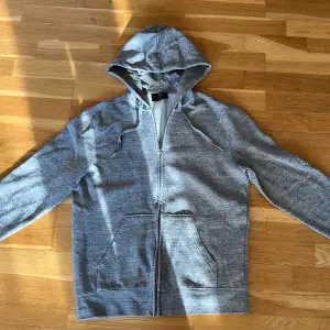En grå hm hoodie 