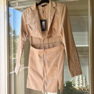Sommarklänning  - Festklänning för sommaren, beige, aldrig använd, jag är 163cm 