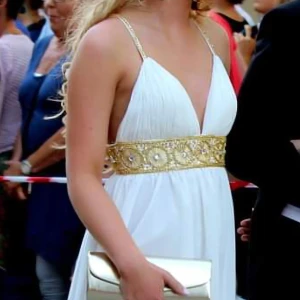 Bal/bröllopsklänning - Vit klänning med gulddetaljer runt midja(pärlor & paljetter) samt på axelbanden. Använd en gång. 