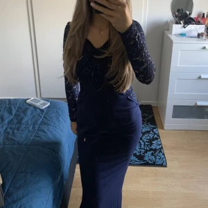 Balklänning  - Säljer denna supervackra balklänningen som är använd en gång. Som nytt skick och säljer då jag inte kommer ha någon användning för den. Köpt för cirka ett år sen, från nelly. 